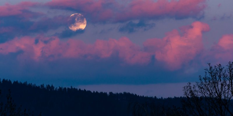 Magiczna storna księżyca i księżycowa woda