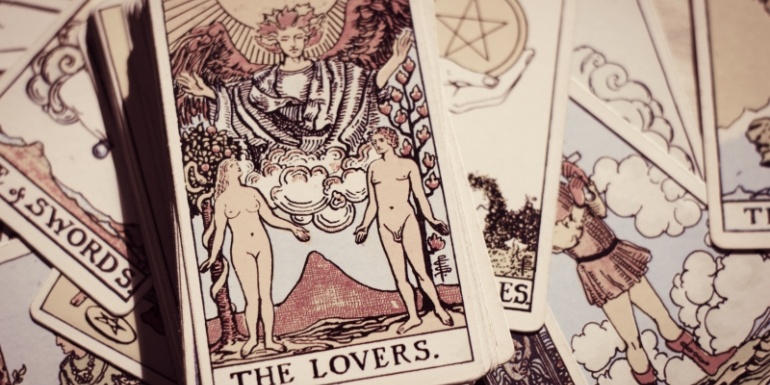 O seksie, kartach i wróżbach